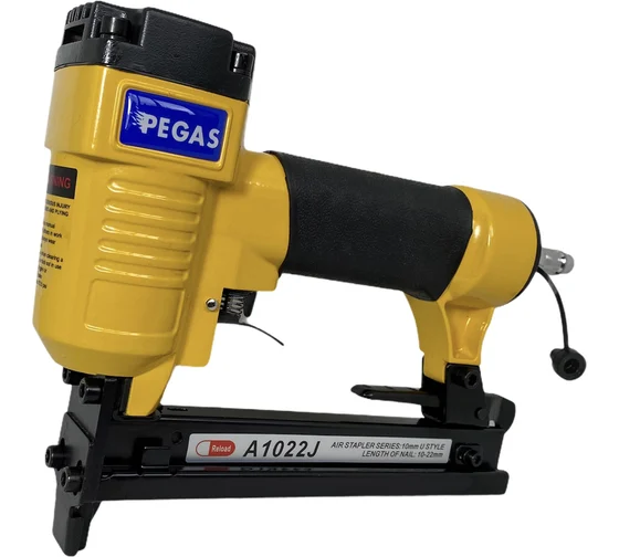 Скобозабивной пистолет Pegas pneumatic 1022J 1034 Малый вес 0,9 кг и прорезиненная зона хвата – для удобной работы  Код товара: 16508883