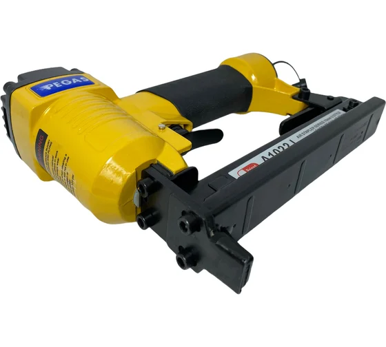 Скобозабивной пистолет Pegas pneumatic 1022J 1034 Малый вес 0,9 кг и прорезиненная зона хвата – для удобной работы Код товара: 16508883